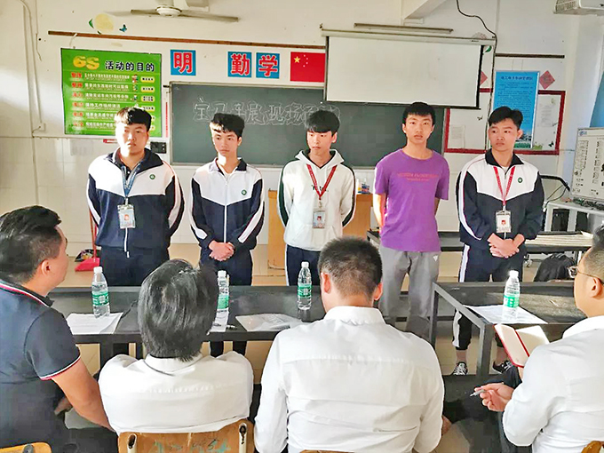 同學(xué)們參與粵寶集團組織的現(xiàn)場筆試和面試