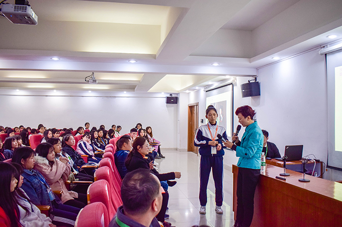 徐靚老師解答學(xué)生們的提問